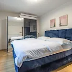 Apartament Awesome In With House Sea View